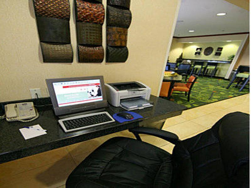 Hotel Fairfield & Kansas Airport 3*