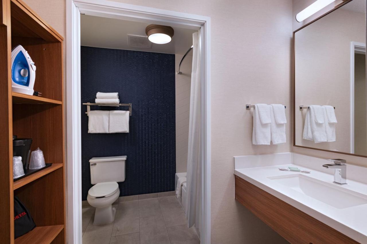 Fairfield & Kansas Airport Hotel 3*