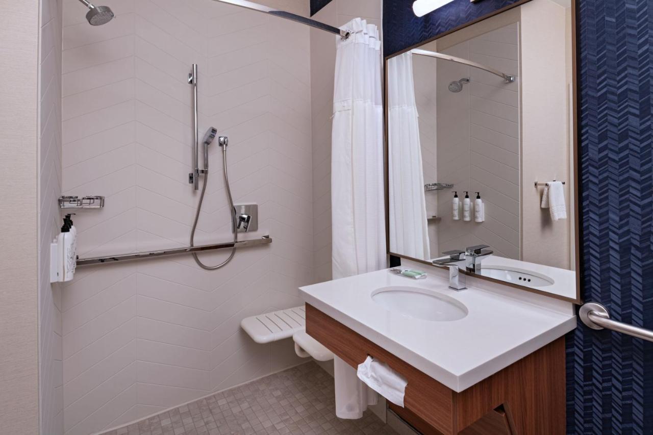 Hotel Fairfield & Kansas Airport