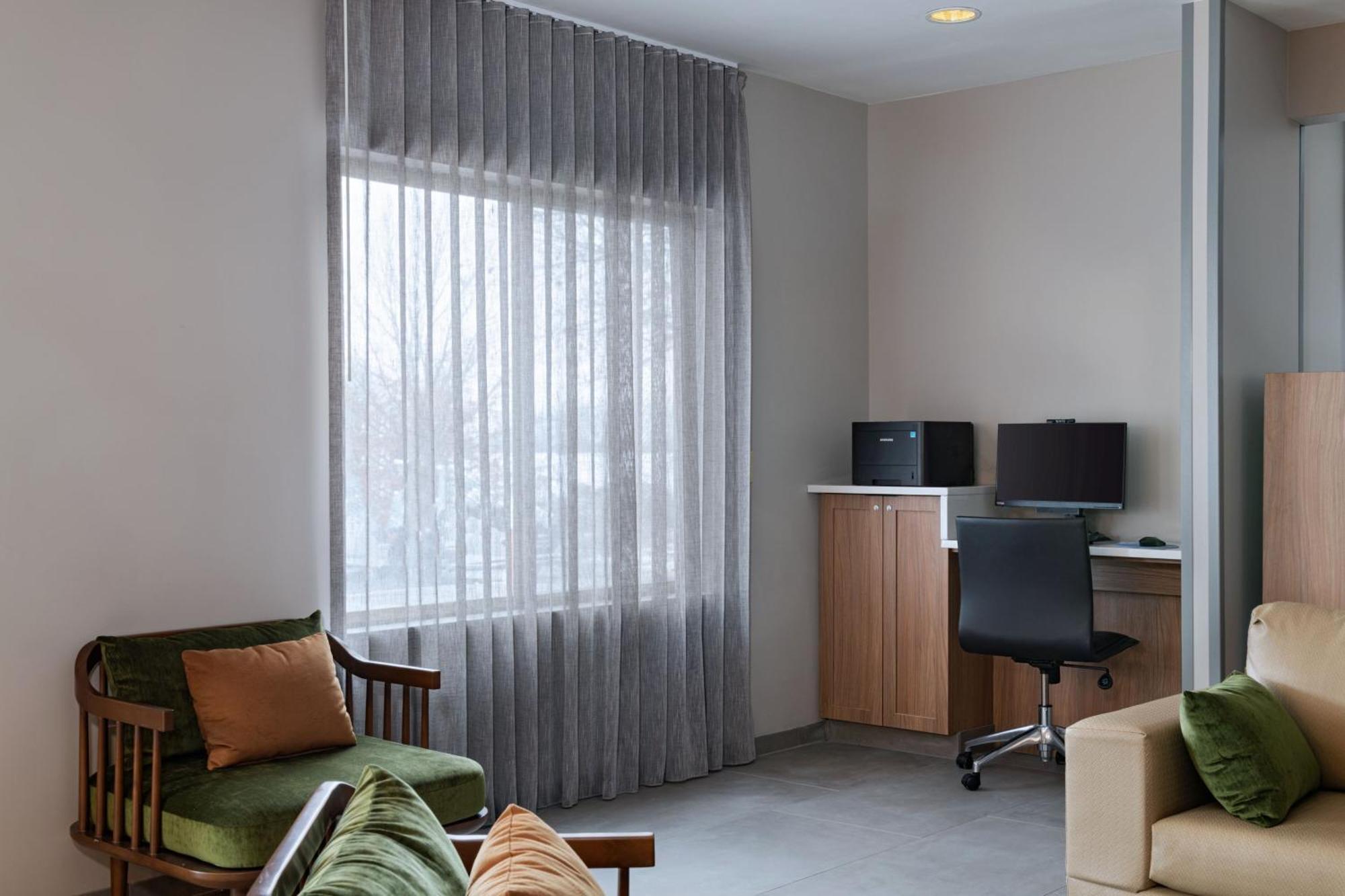 Hotel Fairfield & Kansas Airport 3*