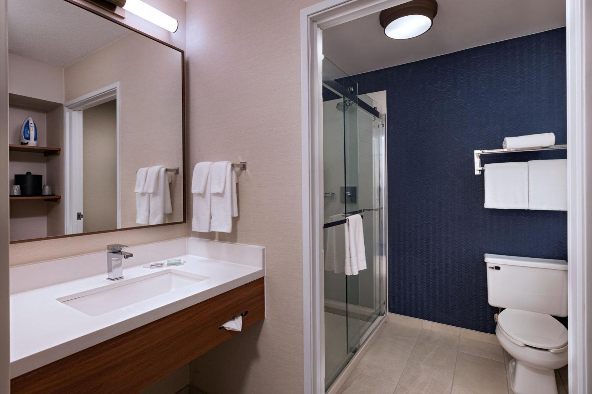 Fairfield & Kansas Airport Hotel 3*