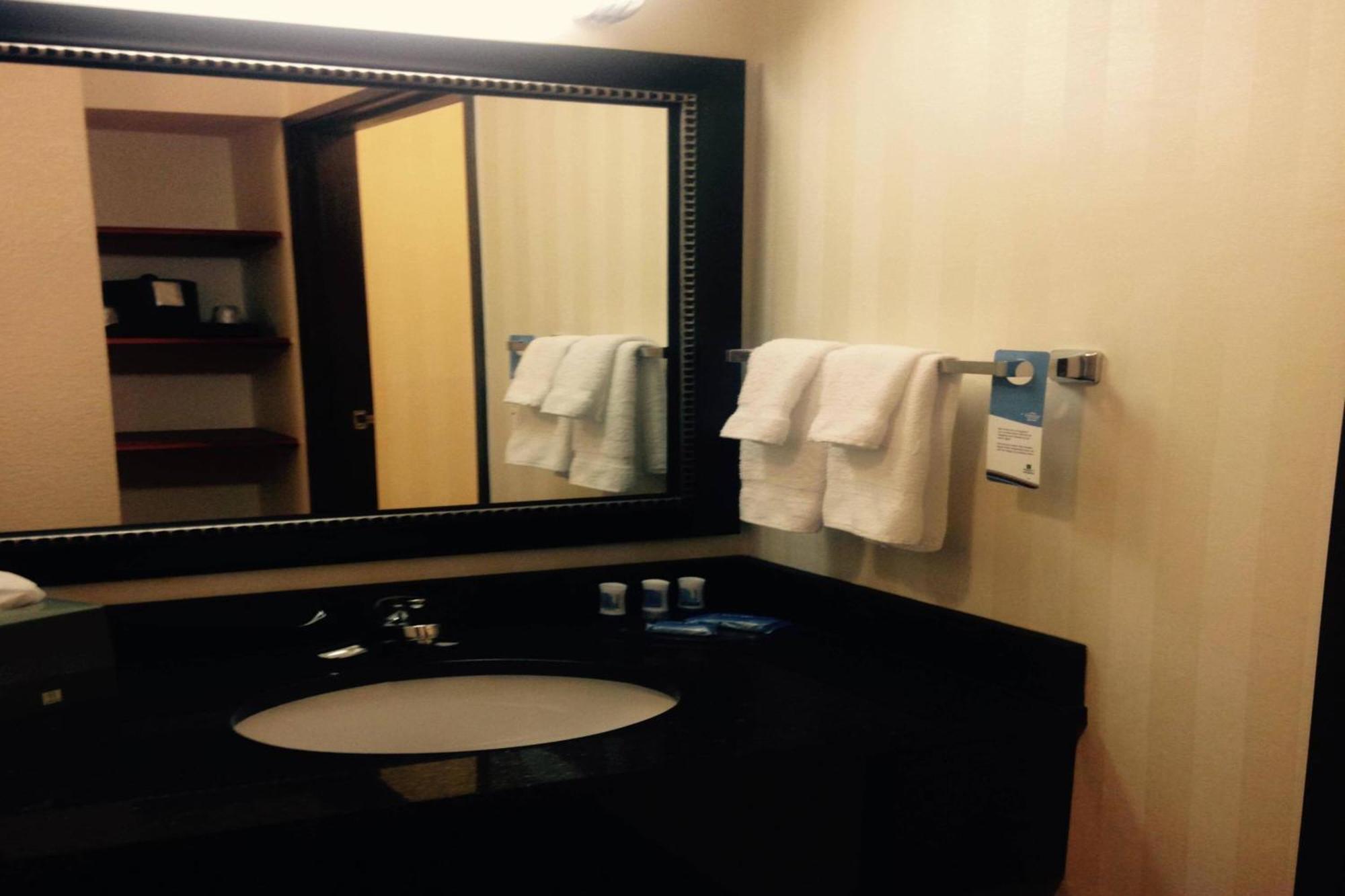 Fairfield & Kansas Airport Hotel