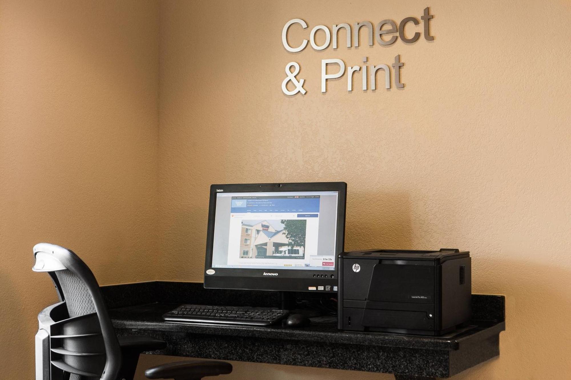 Hotel Fairfield & Kansas Airport 3*