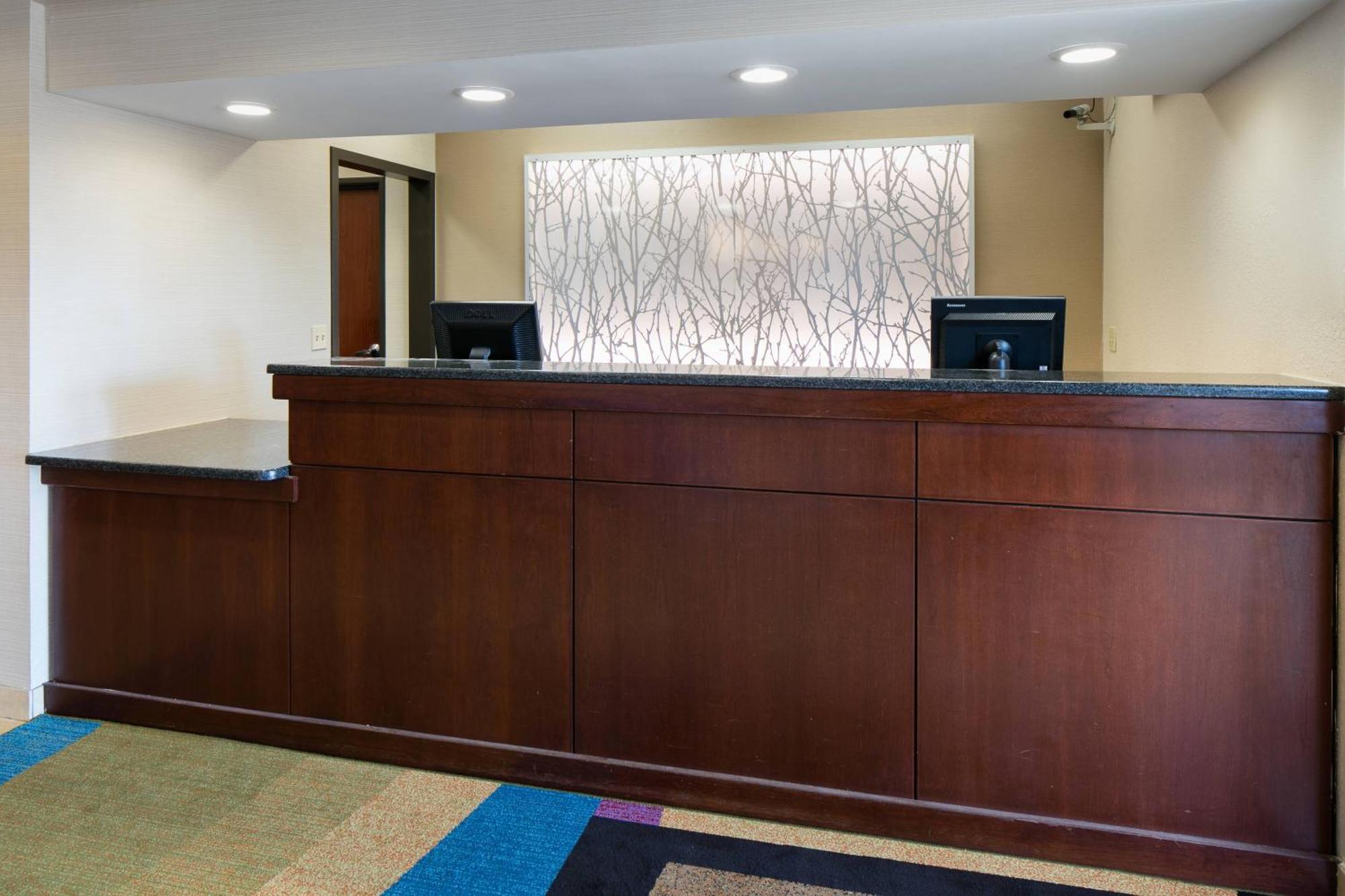 Fairfield & Kansas Airport Hotel 3*