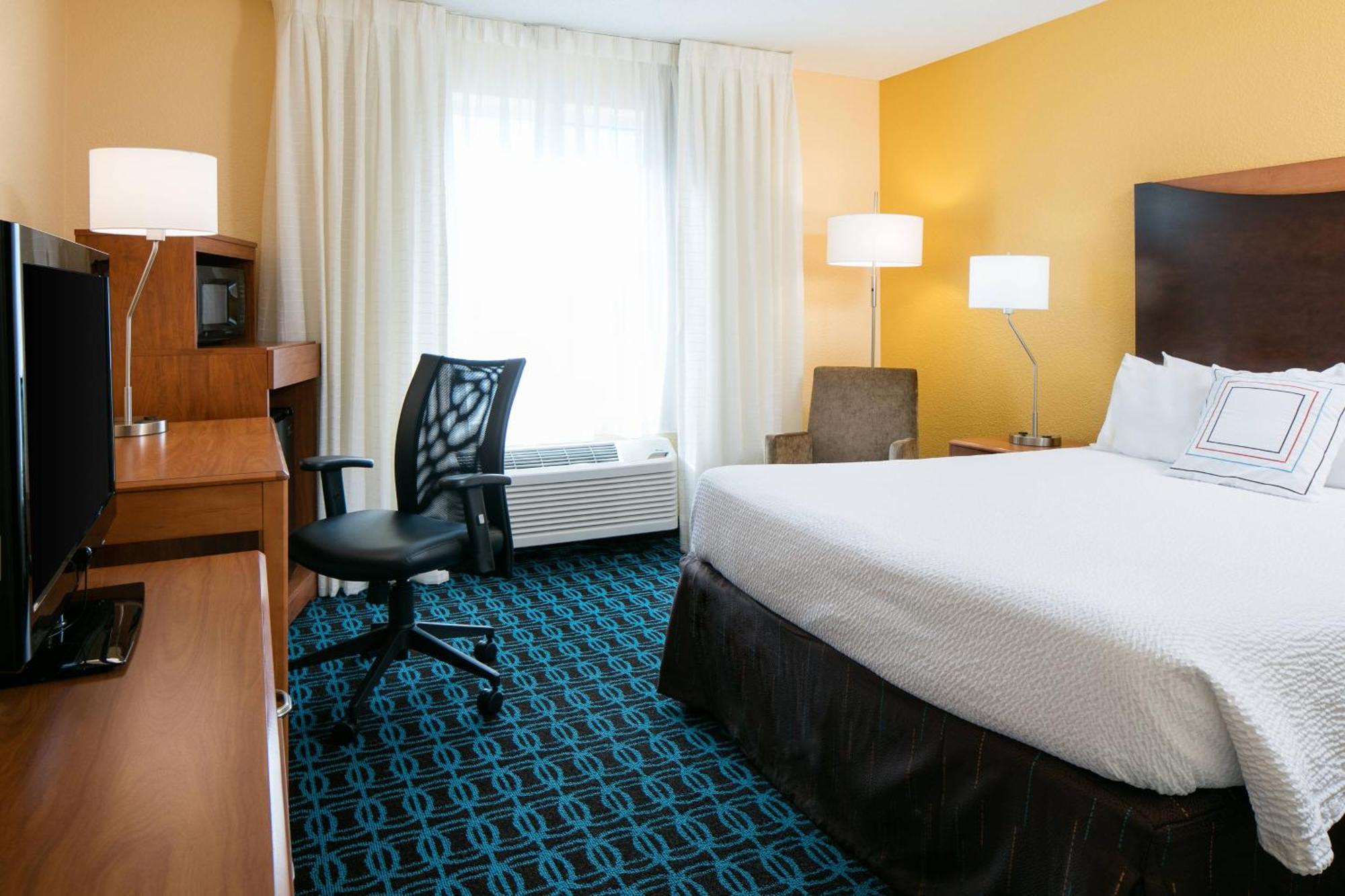 Hotel Fairfield & Kansas Airport 3*