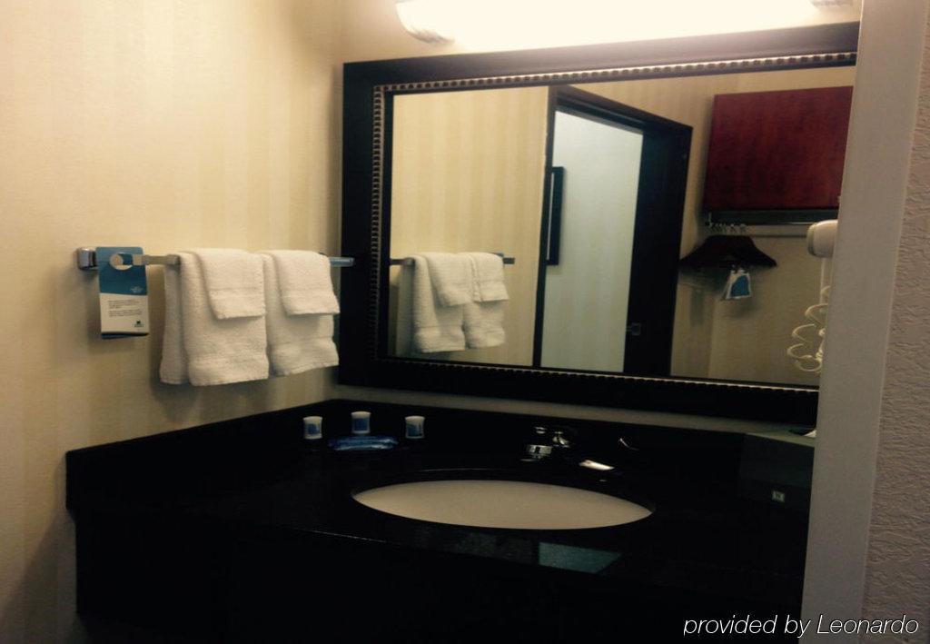 Fairfield & Kansas Airport Hotel Kansas City