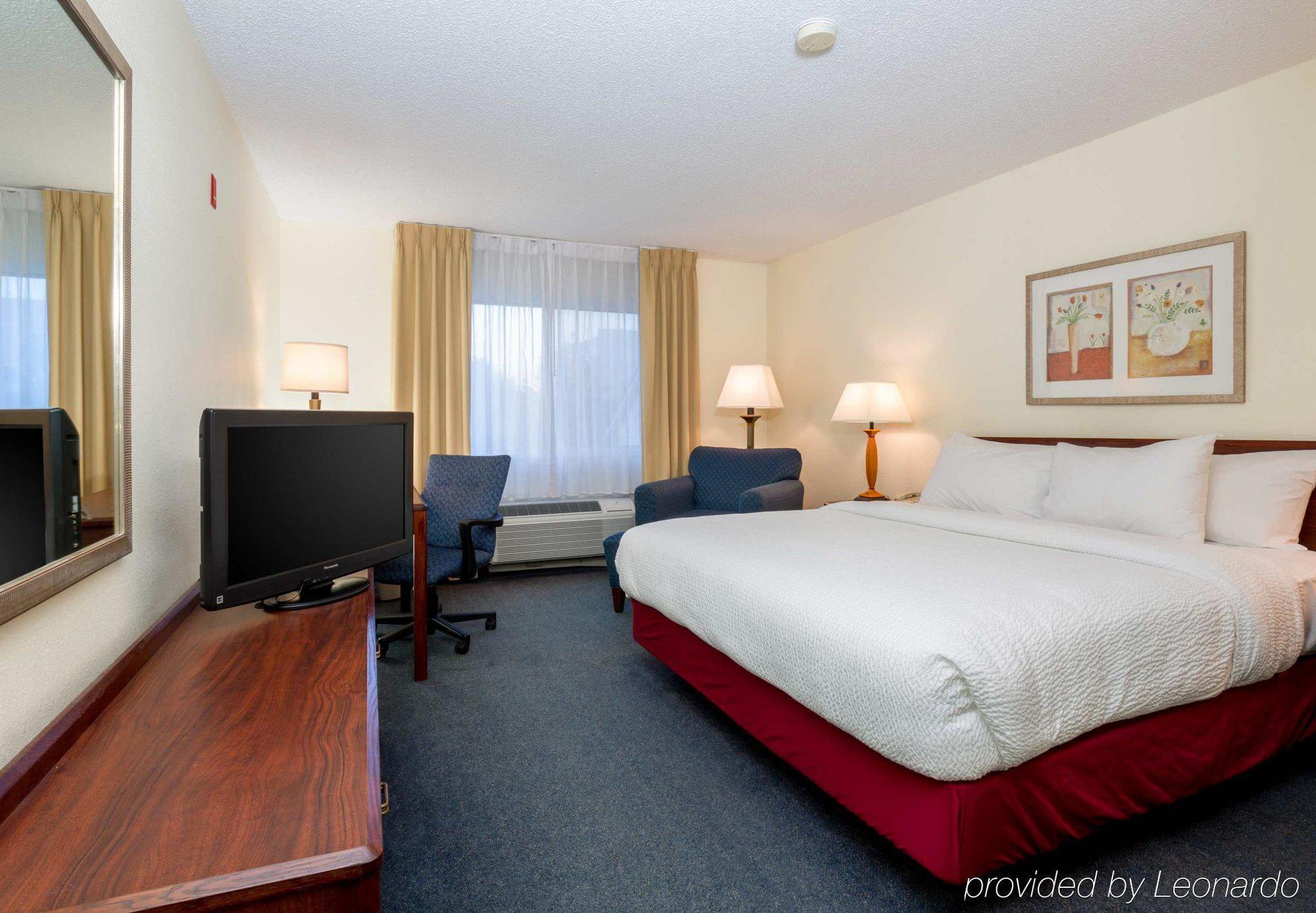 Fairfield & Kansas Airport Hotel 3*