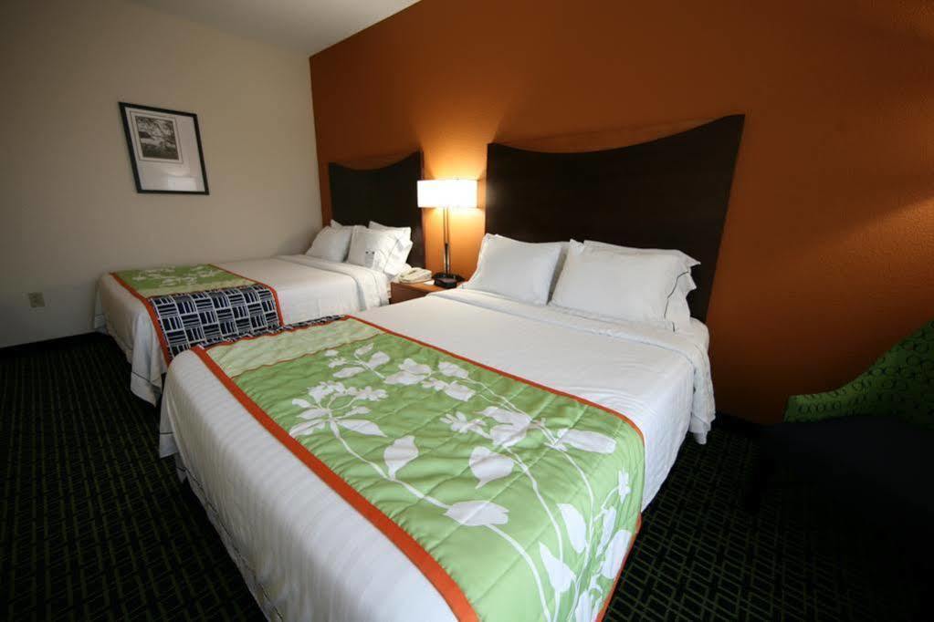 Hotel Fairfield & Kansas Airport