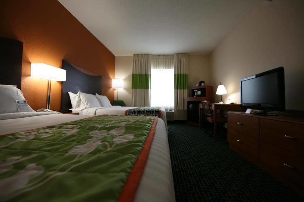 Hotel Fairfield & Kansas Airport 3*