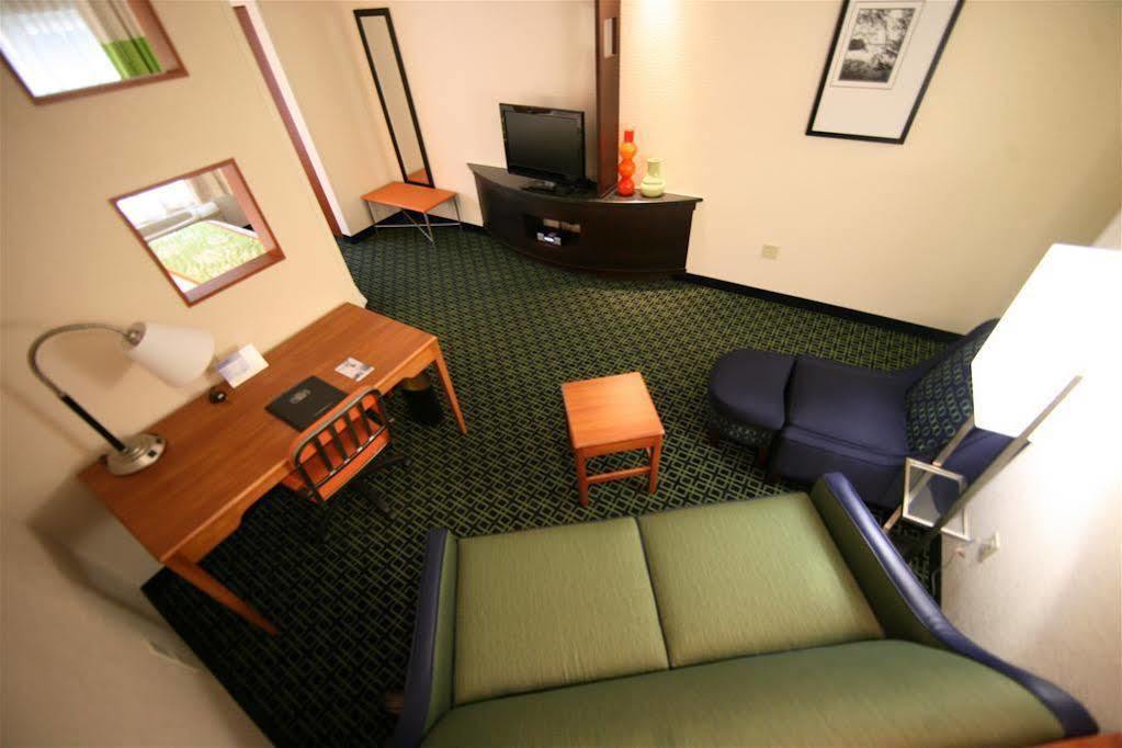 Hotel Fairfield & Kansas Airport